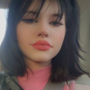 Meet your Posher, Chloe